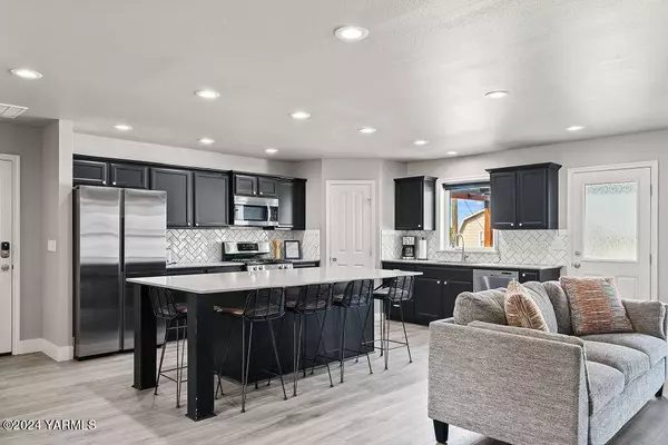 516 5th St, Zillah, WA 98953