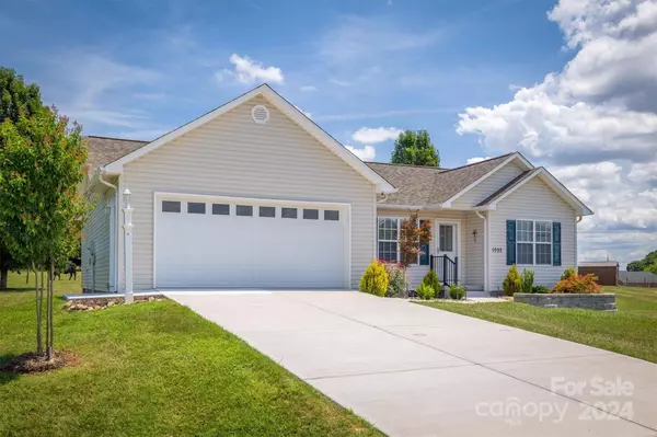 1592 Windy Holly LN, Newton, NC 28658