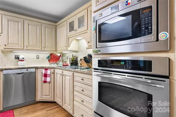 842 1st ST NE, Hickory, NC 28601