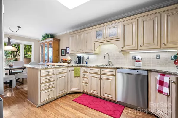 842 1st ST NE, Hickory, NC 28601