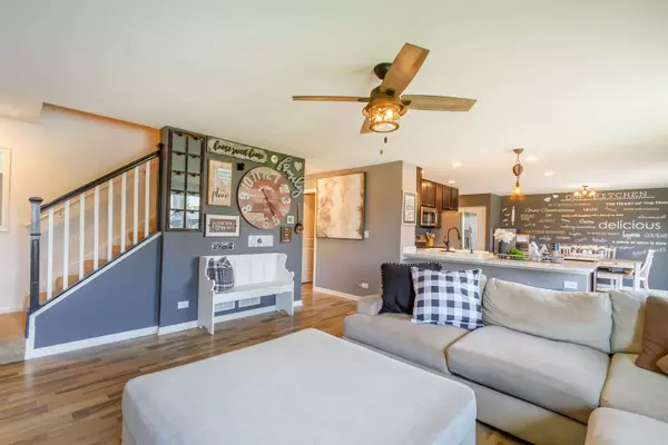 1444 Summit LN, Pingree Grove, IL 60140