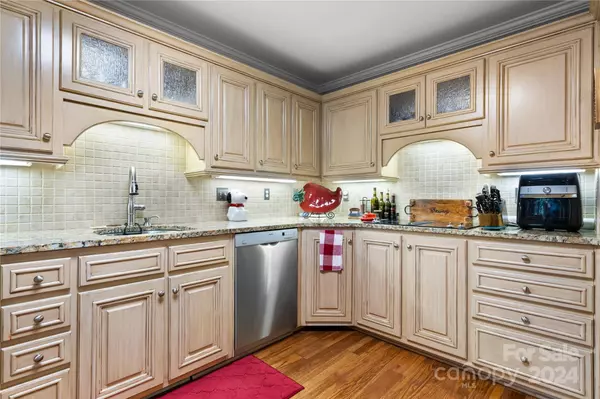 842 1st ST NE, Hickory, NC 28601