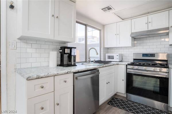 4028 Village Square, Las Vegas, NV 89121