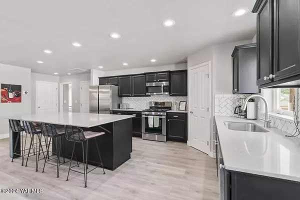 516 5th St, Zillah, WA 98953