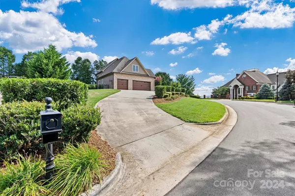 3831 8th Street PL NW, Hickory, NC 28601