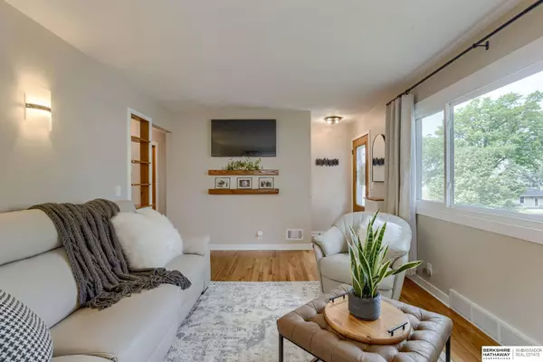 6213 Oak Street, Omaha, NE 68106