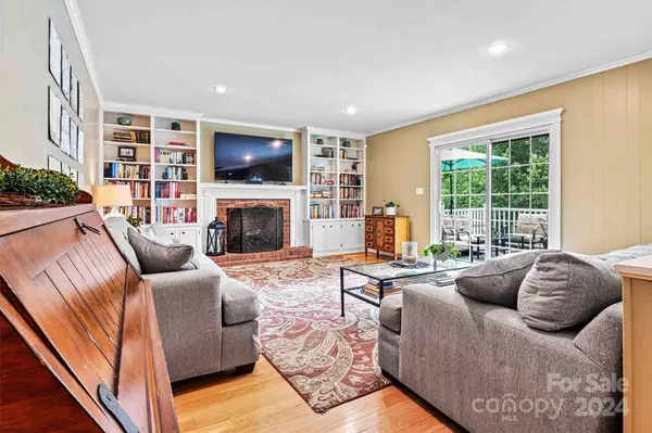 1055 14th Ave DR NW, Hickory, NC 28601