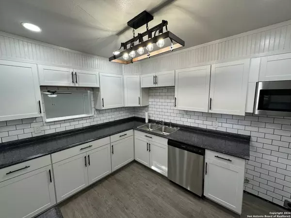 302 ANTONIO ST, Uvalde, TX 78801