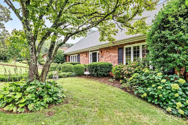 1055 14th Ave DR NW, Hickory, NC 28601