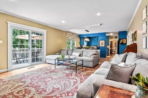 1055 14th Ave DR NW, Hickory, NC 28601