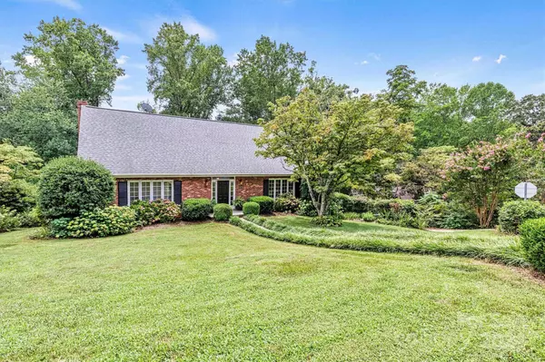 1055 14th Ave DR NW, Hickory, NC 28601