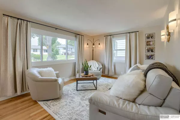 6213 Oak Street, Omaha, NE 68106