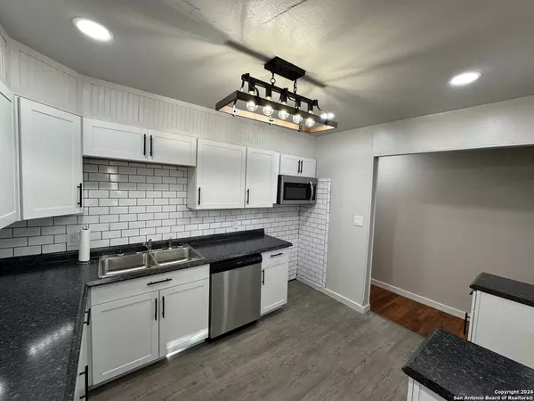 302 ANTONIO ST, Uvalde, TX 78801