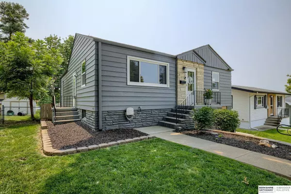 6213 Oak Street, Omaha, NE 68106