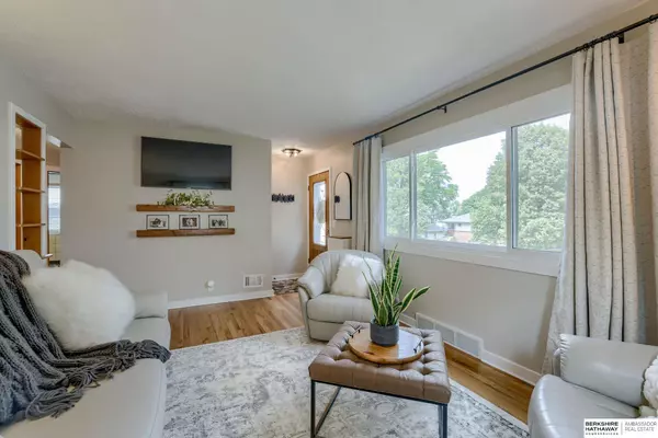 6213 Oak Street, Omaha, NE 68106