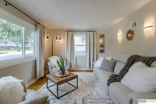 6213 Oak Street, Omaha, NE 68106