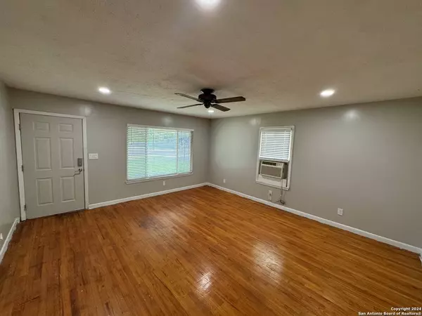 302 ANTONIO ST, Uvalde, TX 78801