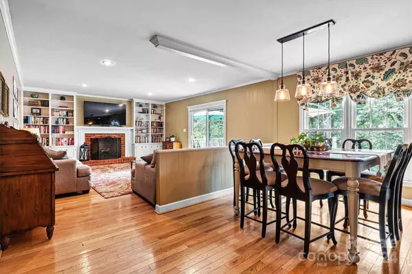 1055 14th Ave DR NW, Hickory, NC 28601