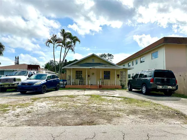 2742 Pierce St, Hollywood, FL 33020