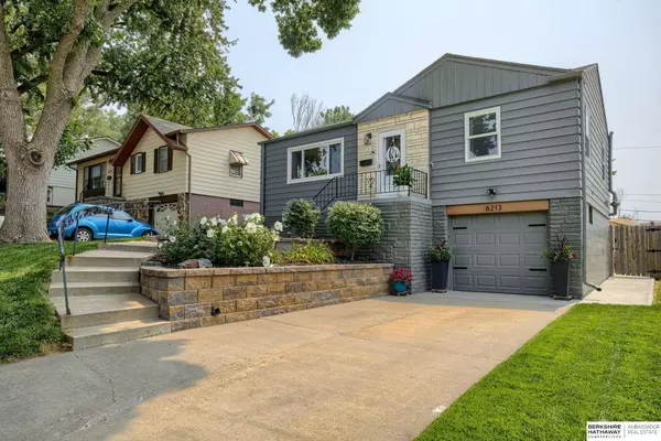 6213 Oak Street, Omaha, NE 68106