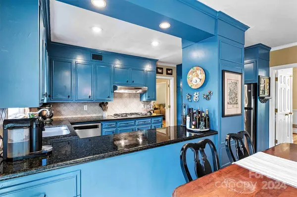 1055 14th Ave DR NW, Hickory, NC 28601