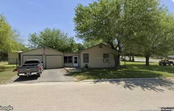 302 ANTONIO ST, Uvalde, TX 78801