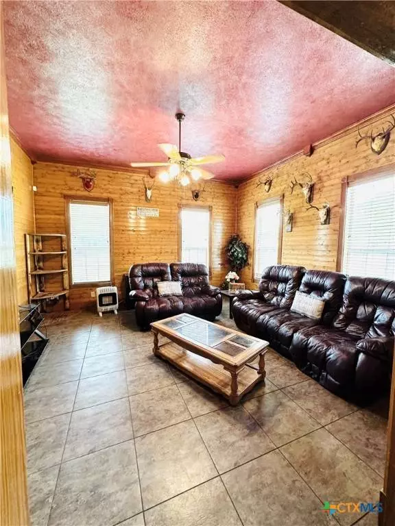 711 S Hackberry, Moulton, TX 77975