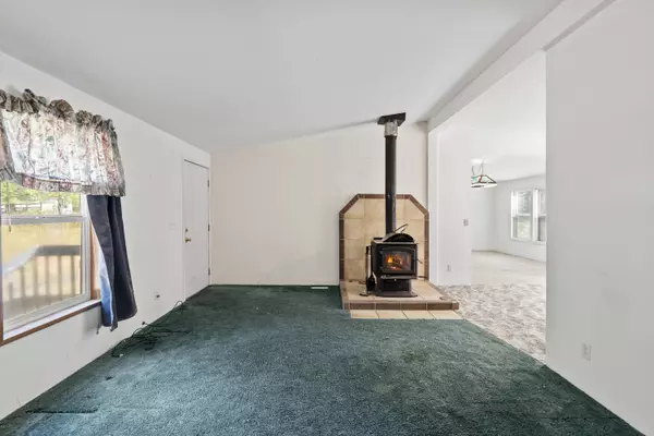 6909 Evans Creek RD, Rogue River, OR 97537