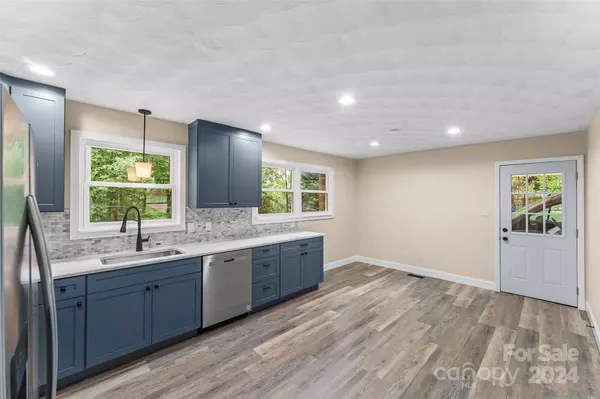 1736 Mccombs ST, Newton, NC 28658