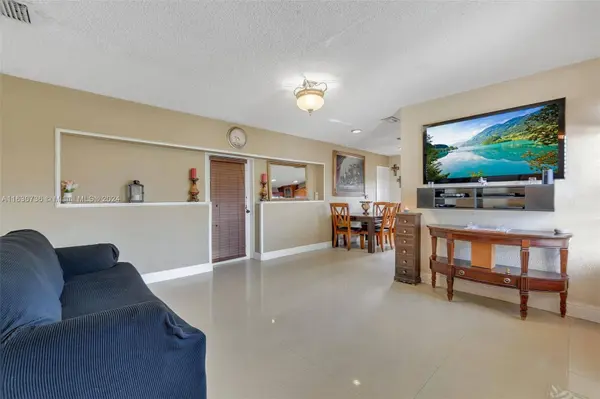 7884 NW 175th St, Hialeah, FL 33015