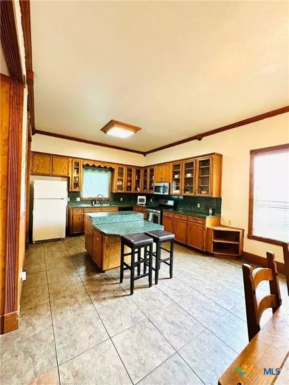 711 S Hackberry, Moulton, TX 77975