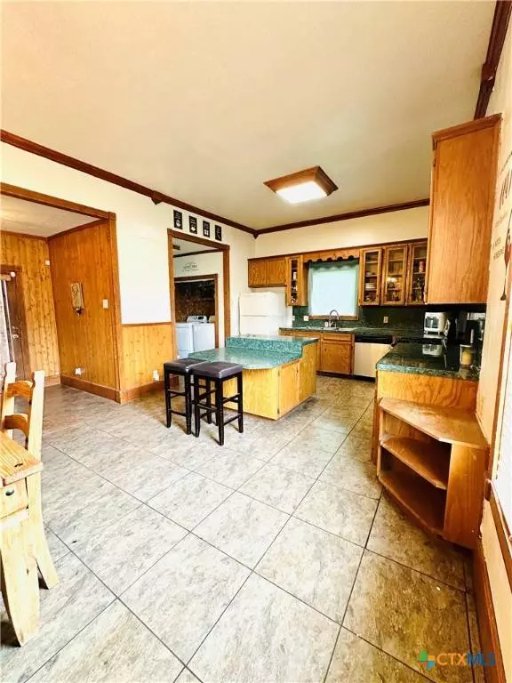 711 S Hackberry, Moulton, TX 77975