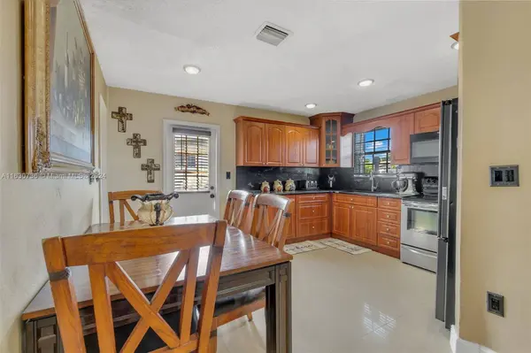 7884 NW 175th St, Hialeah, FL 33015