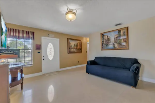 7884 NW 175th St, Hialeah, FL 33015