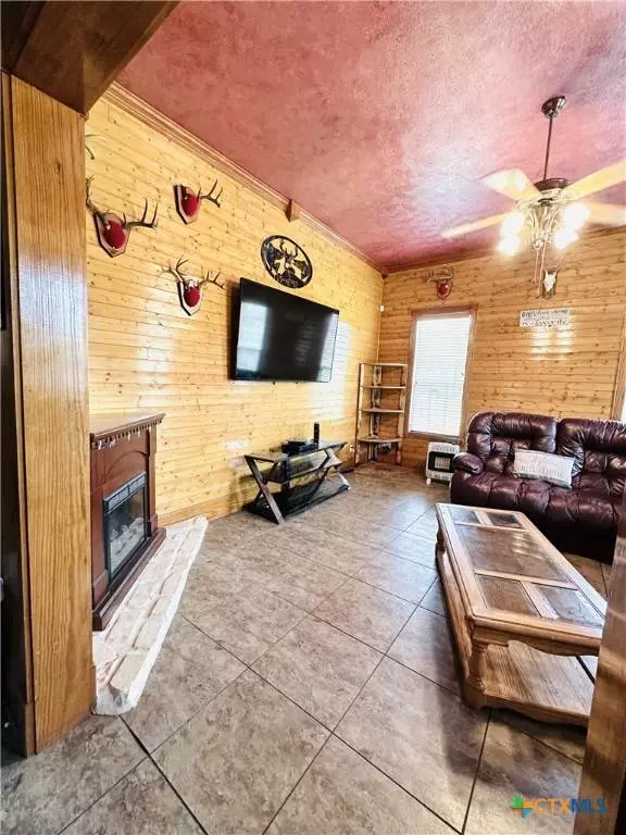 711 S Hackberry, Moulton, TX 77975