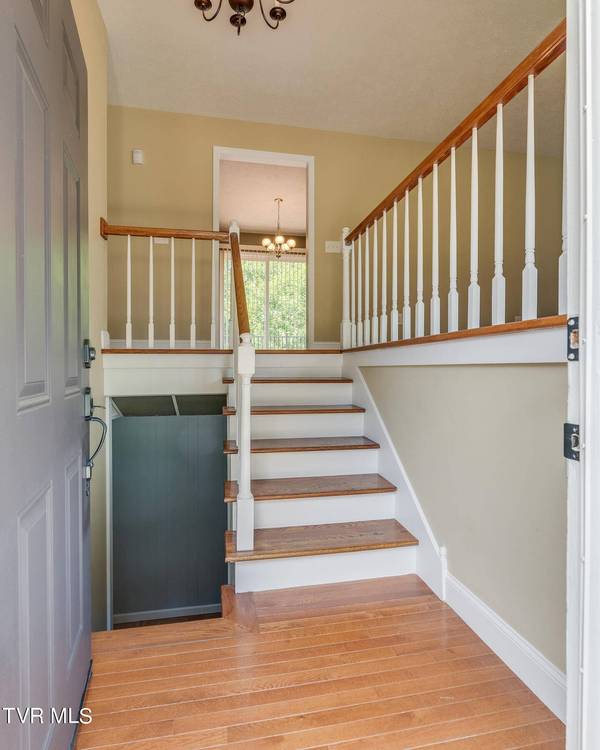 194 Deertrack LN, Bristol, VA 24201