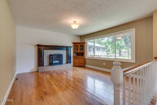 194 Deertrack LN, Bristol, VA 24201