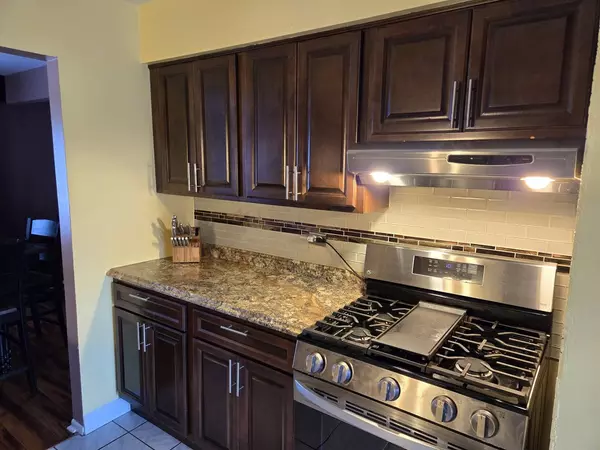 917 White Oak LN, University Park, IL 60484