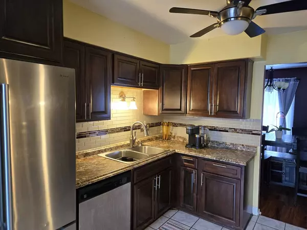 917 White Oak LN, University Park, IL 60484