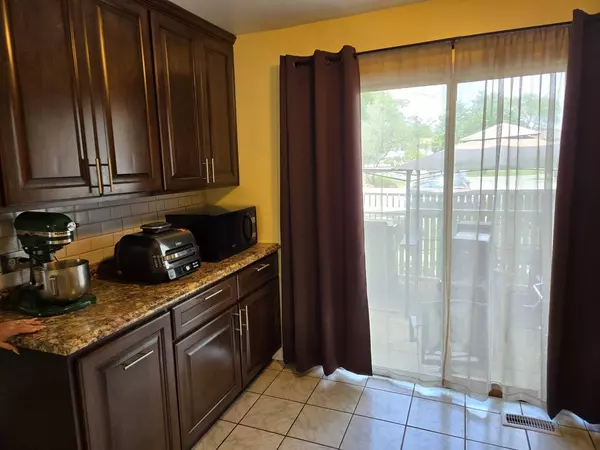 917 White Oak LN, University Park, IL 60484