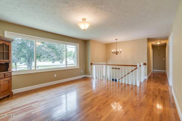 194 Deertrack LN, Bristol, VA 24201