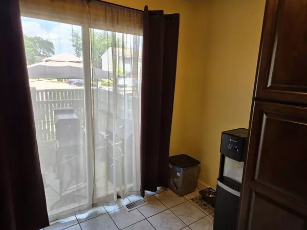 917 White Oak LN, University Park, IL 60484