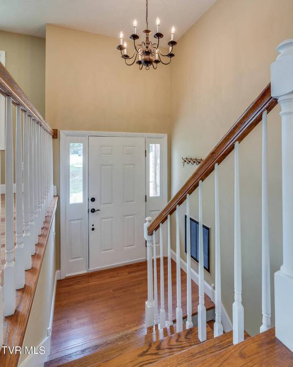 194 Deertrack LN, Bristol, VA 24201