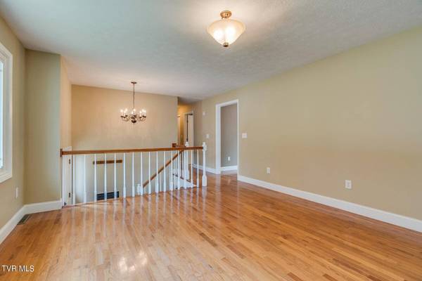 194 Deertrack LN, Bristol, VA 24201