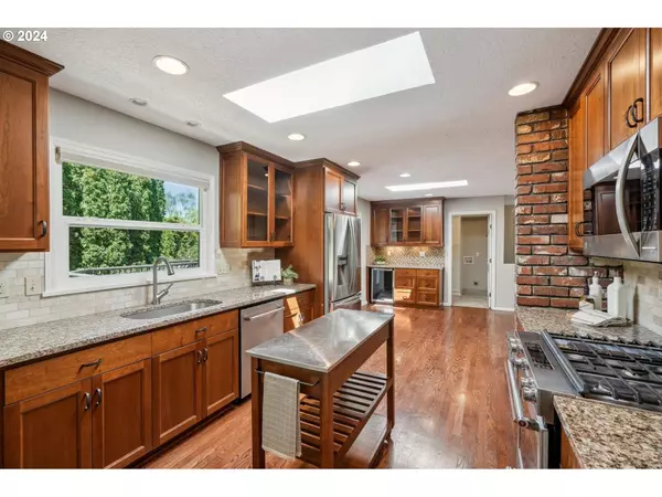 6395 SW CHESTNUT LN, Beaverton, OR 97005