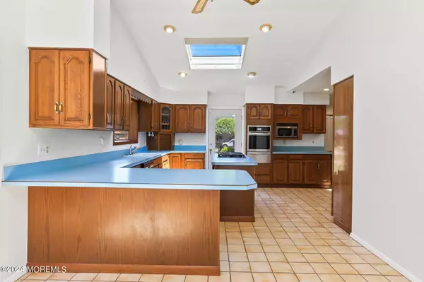 9 Abis Place, West Long Branch, NJ 07764