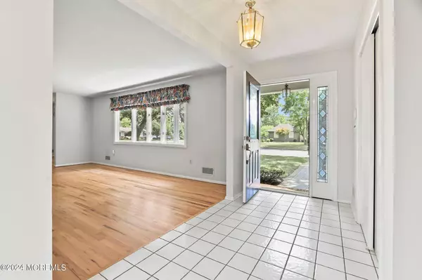 9 Abis Place, West Long Branch, NJ 07764