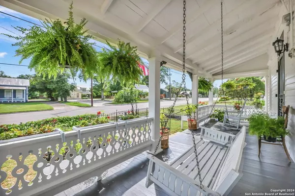 637 COMAL AVE, New Braunfels, TX 78130