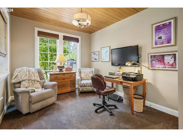 4688 UPPER DR, Lake Oswego, OR 97035