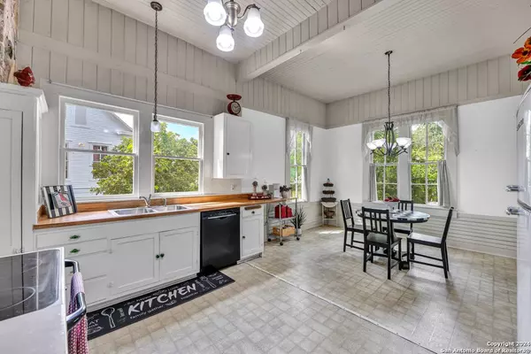 637 COMAL AVE, New Braunfels, TX 78130